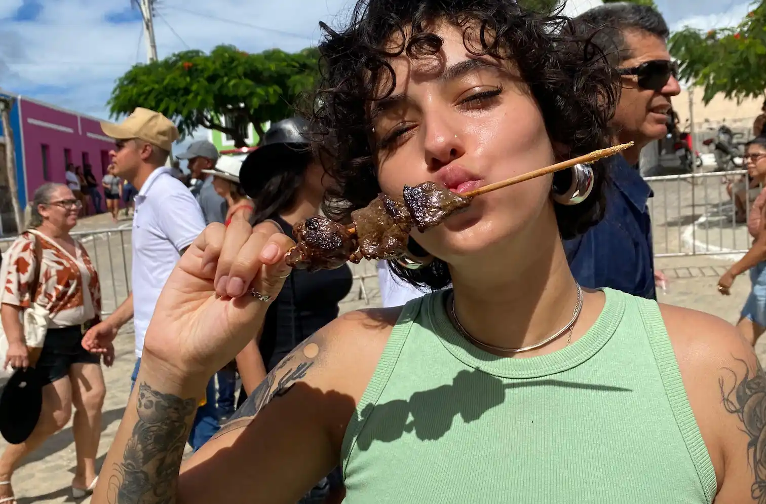 comendo carne de bode na festa do bode rei
